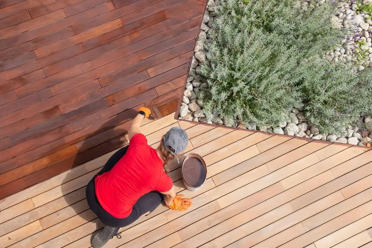 Illustration: deck staining